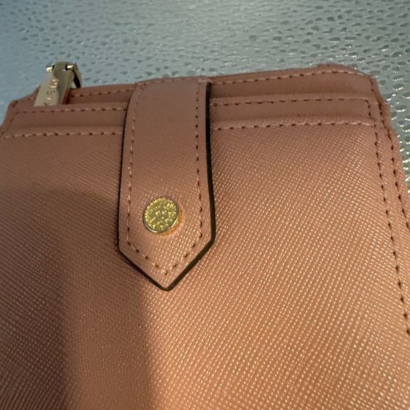 Elegant pale pink Anne Klein multiple pocket wallet. - Picture 4 of 10